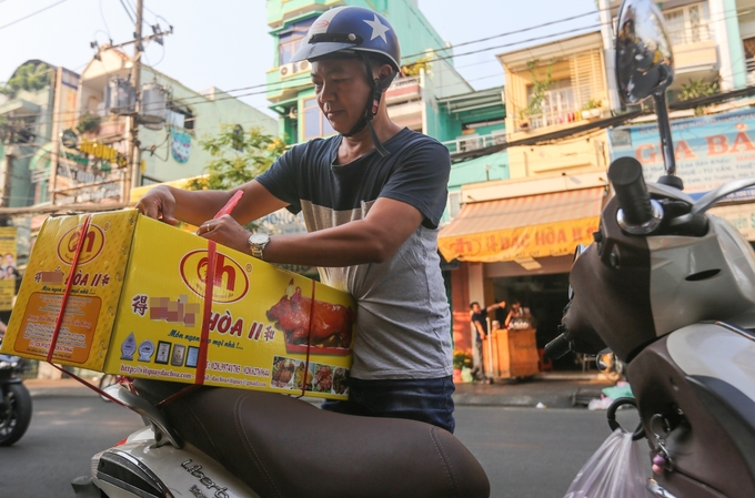 Người Sài Gòn chi tiền triệu mua heo quay nguyên con cúng Thần Tài